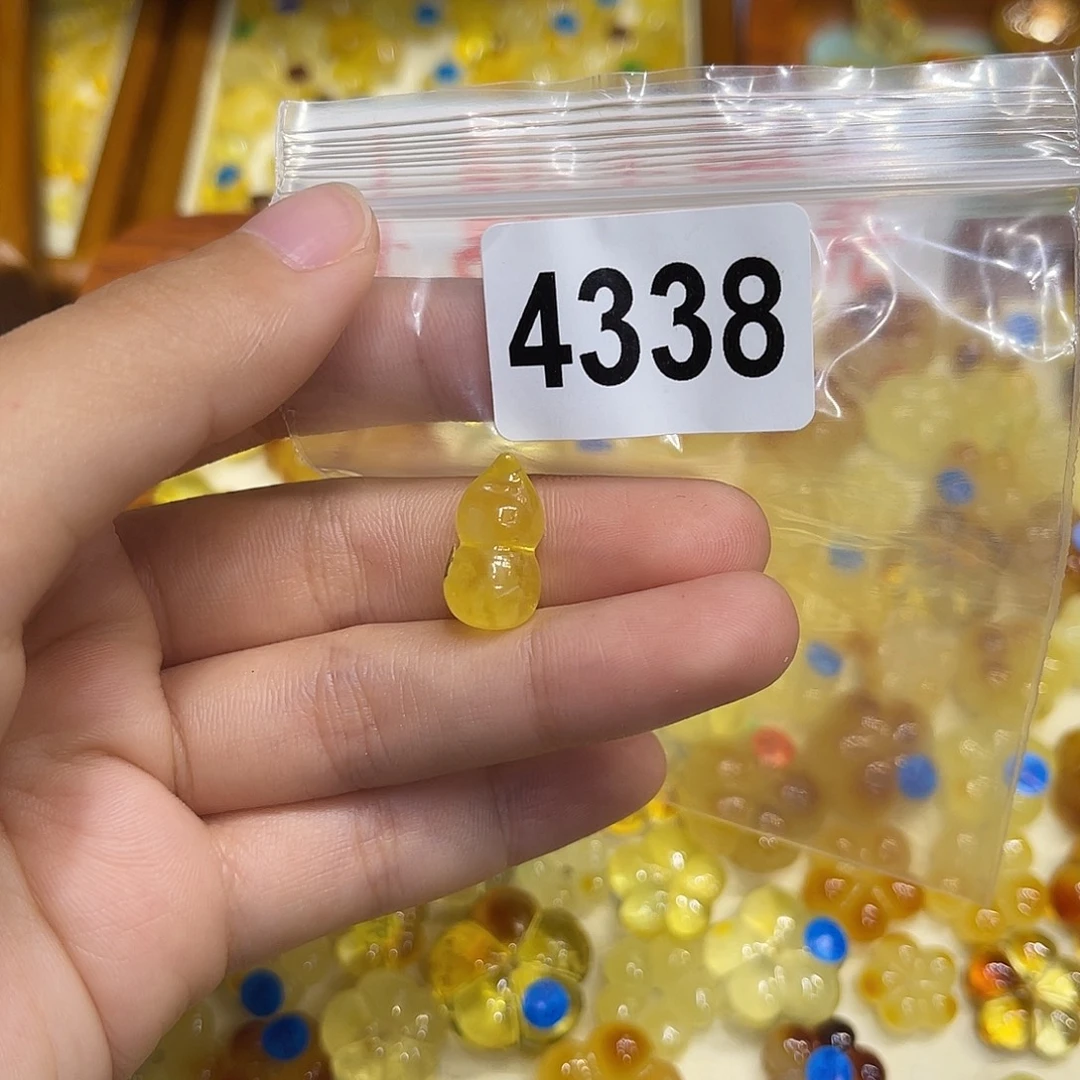 短***姐琥珀未镶嵌珠宝奇石