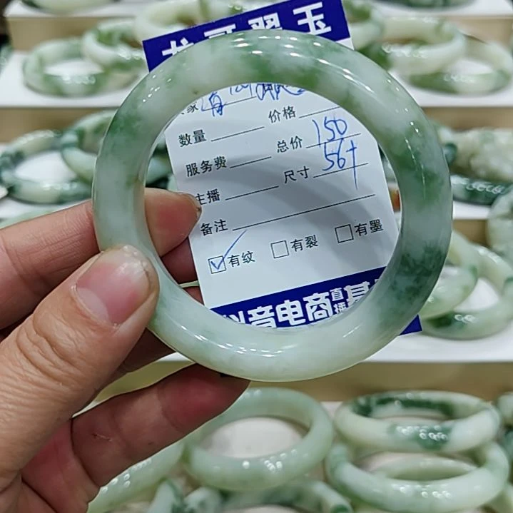 透闪石-蛇纹石玉手镯未镶嵌请***姐