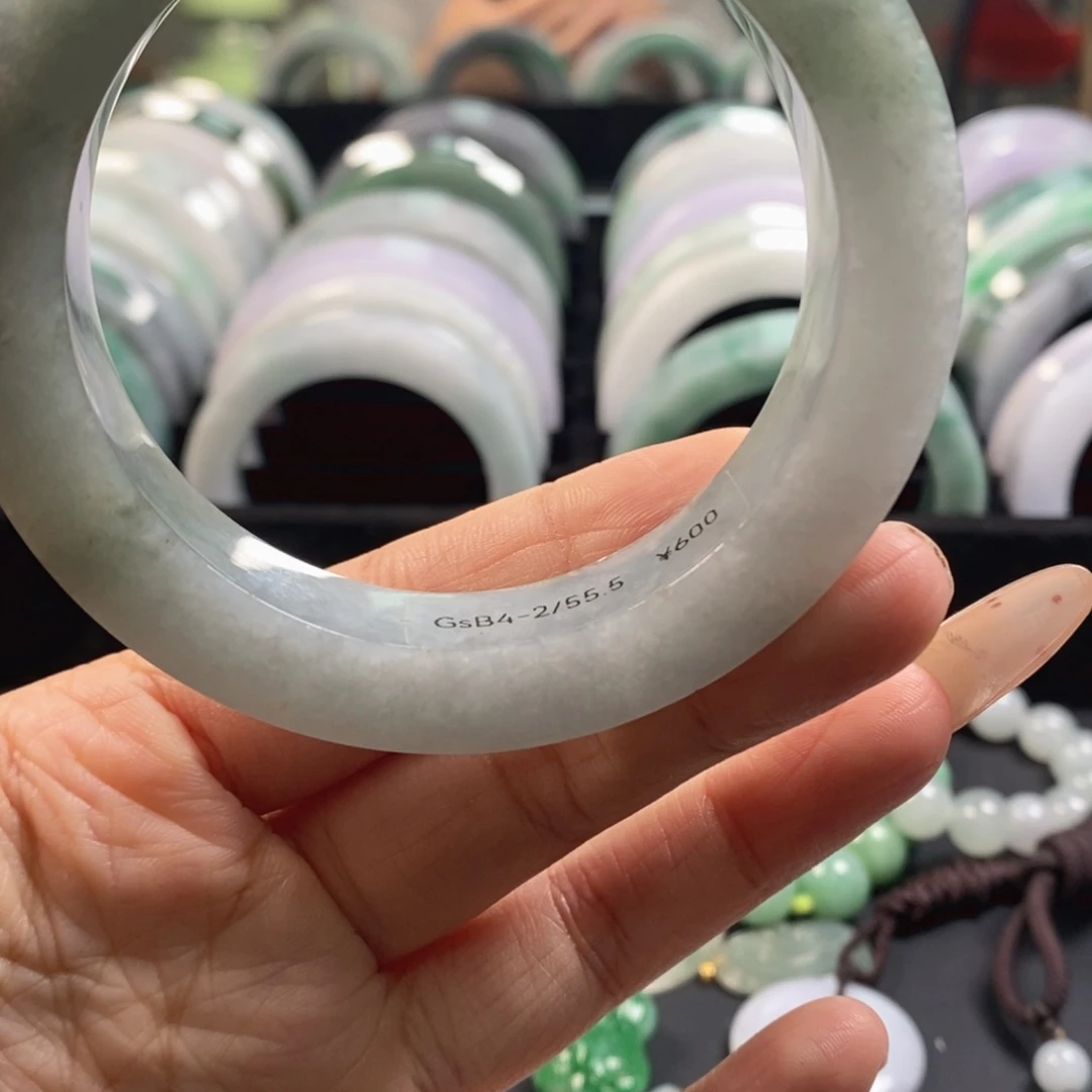 颈饰未镶嵌翡翠手镯