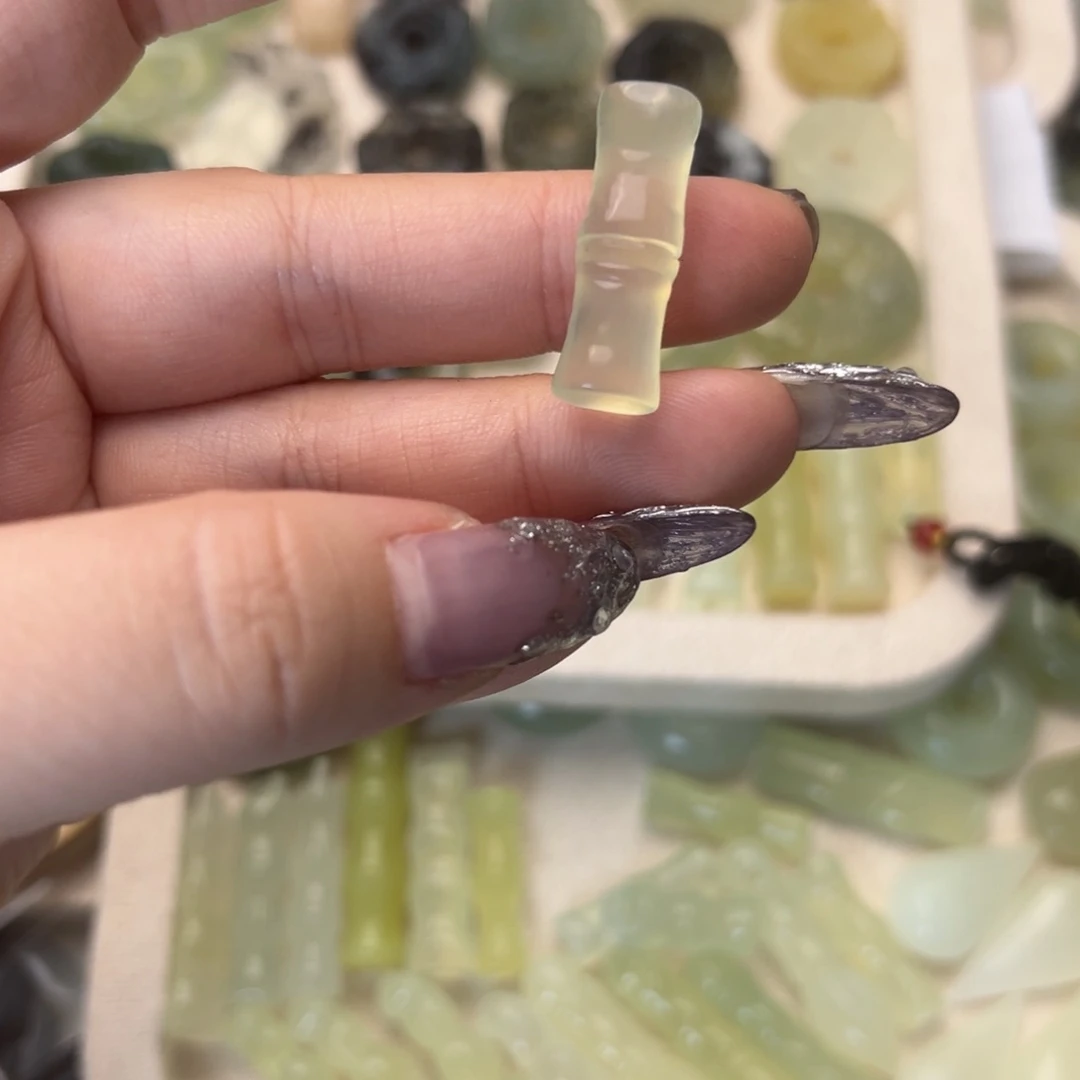 蛇纹石玉颈饰合金