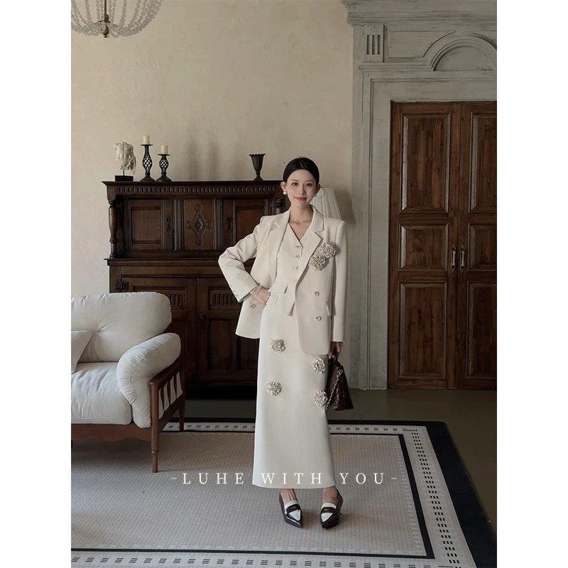 LUHE【济州公馆】hehe私服~静奢西装料花朵装饰外套马甲+半裙