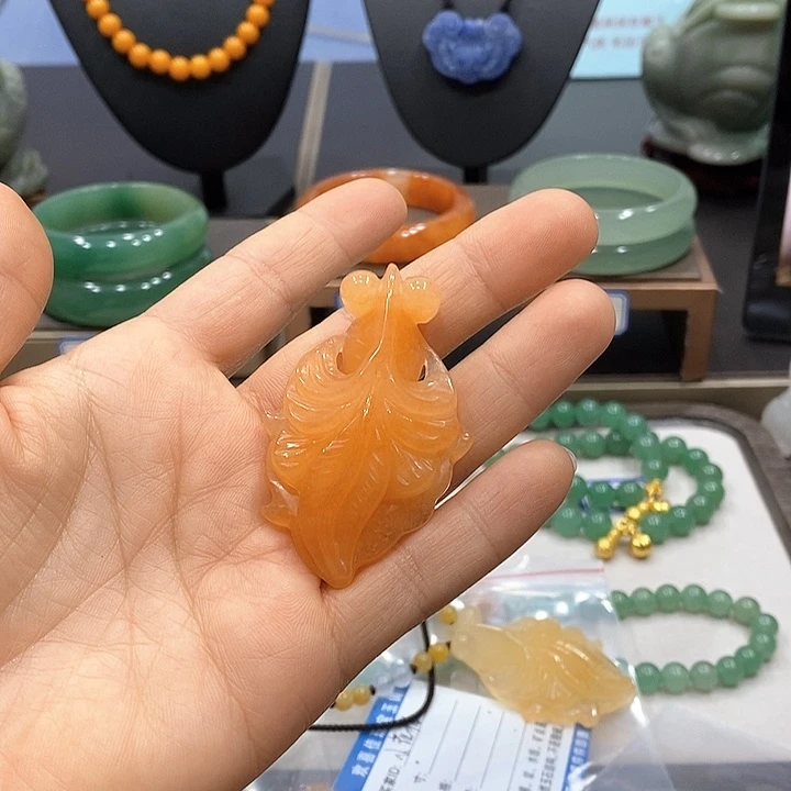 往***风未镶嵌石英质玉（黄龙玉）颈饰吊坠