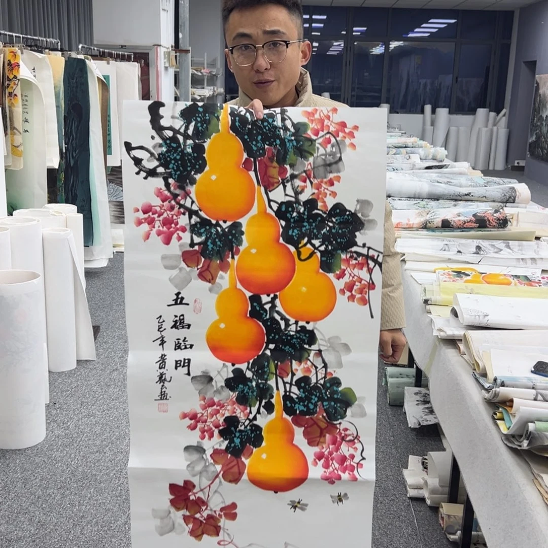 国画卖字画的小男孩