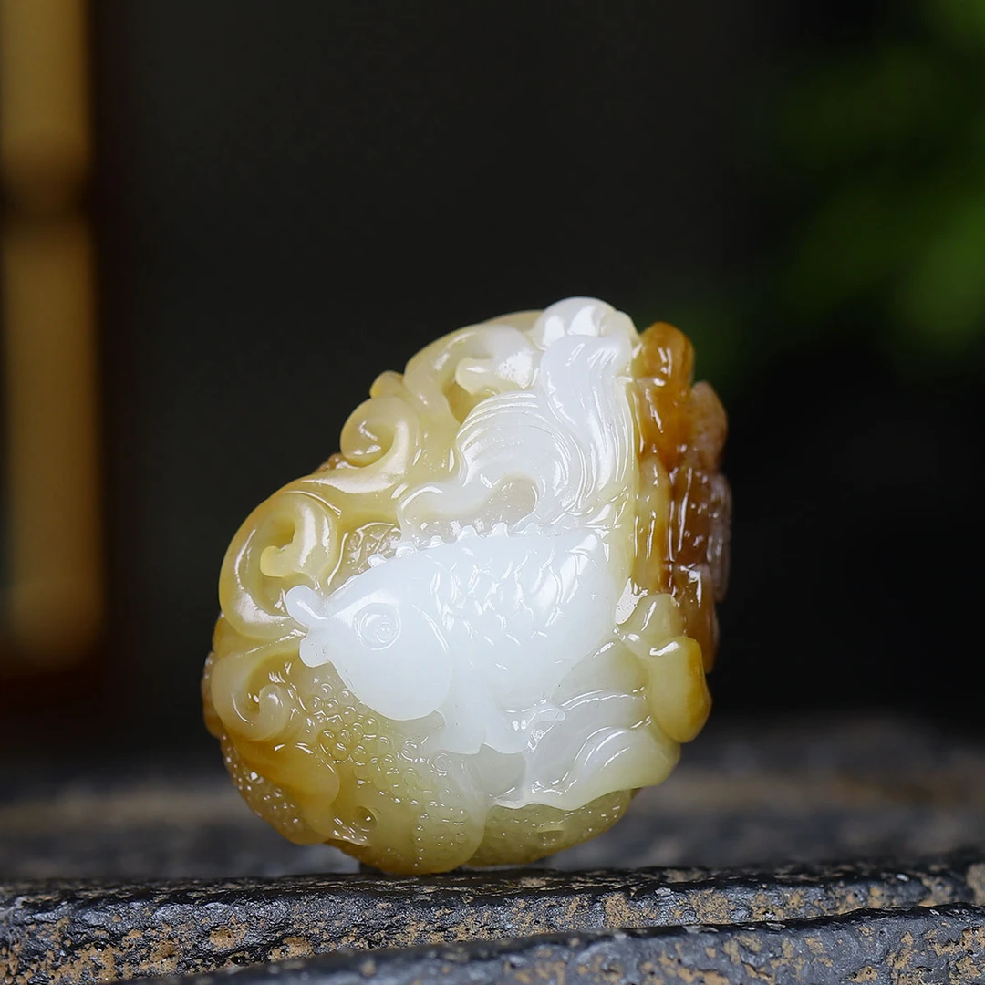 122046和田玉糖白玉鱼戏莲间挂件