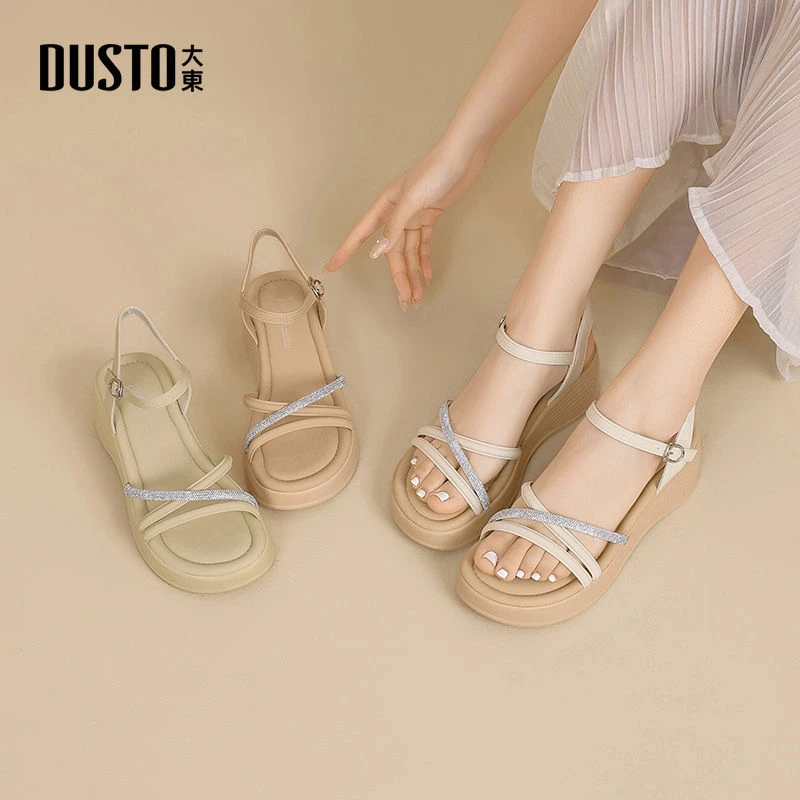 大东女鞋2025年夏季新款舒适一字带凉鞋厚底增高显瘦沙滩凉鞋1213