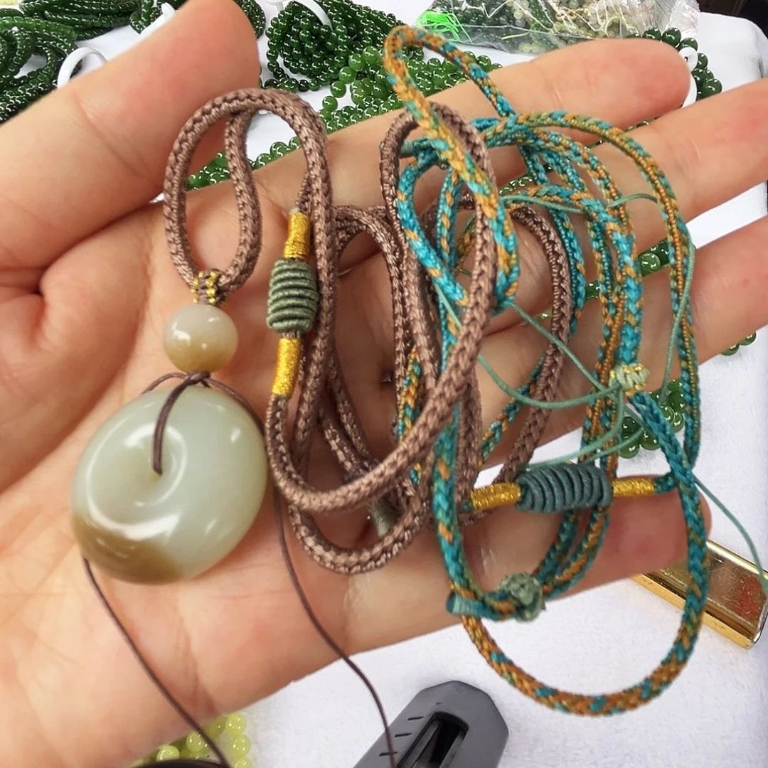 东***方颈饰未镶嵌和田玉