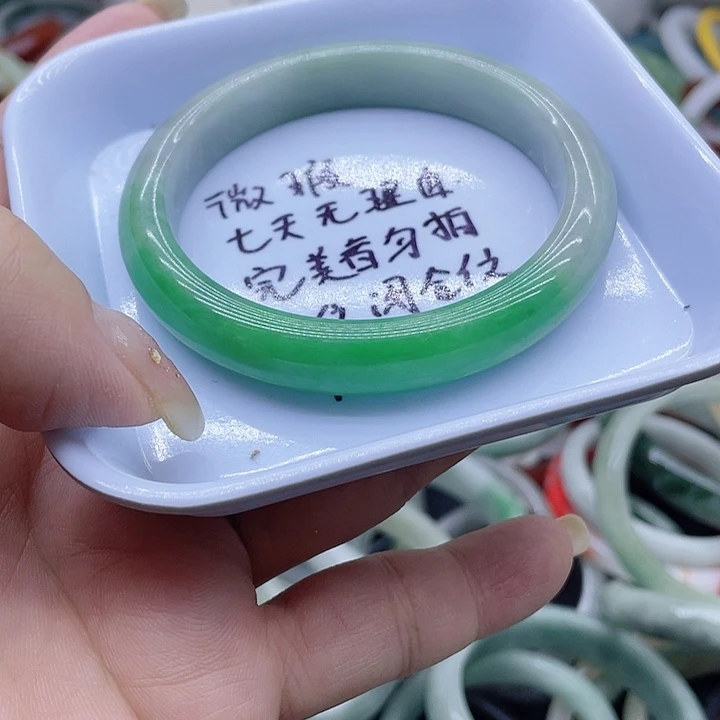 翡翠未镶嵌手镯有纹