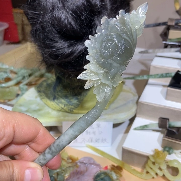 蛇纹石玉发饰未镶嵌小**?