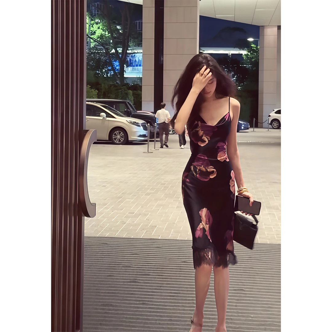 千金清冷感贵系衣服拼接蕾丝裙子夏季新款吊带后妈裙高级感连衣裙