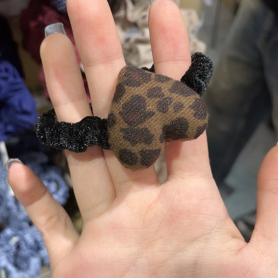 皮质非金属豹纹爱心发绳