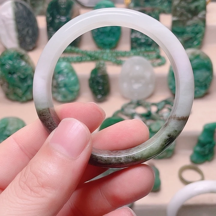 未镶嵌独山玉手镯