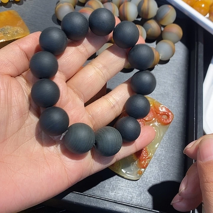 石英质玉（黄龙玉）未镶嵌颈饰