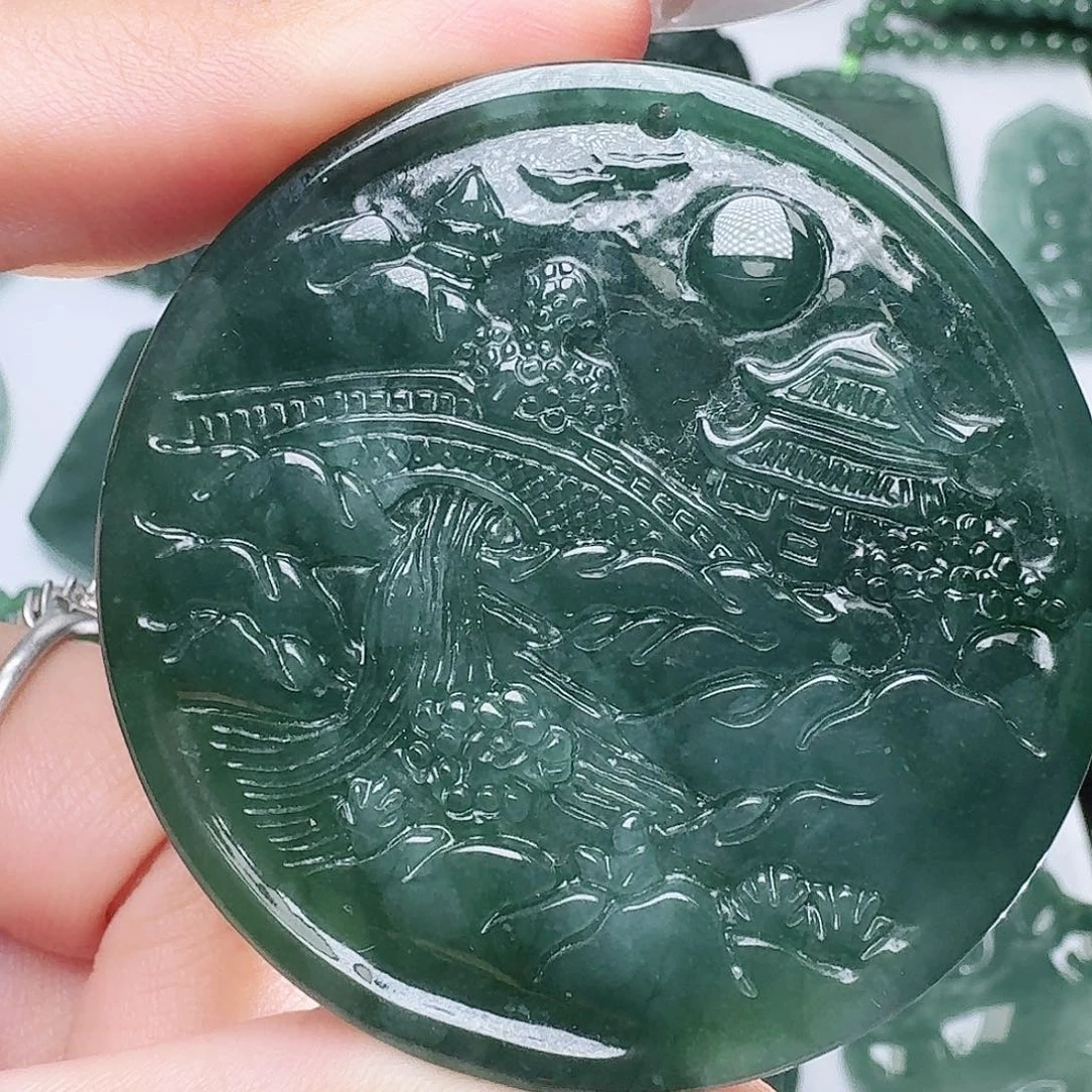 翡翠未镶嵌颈饰多样性发其一