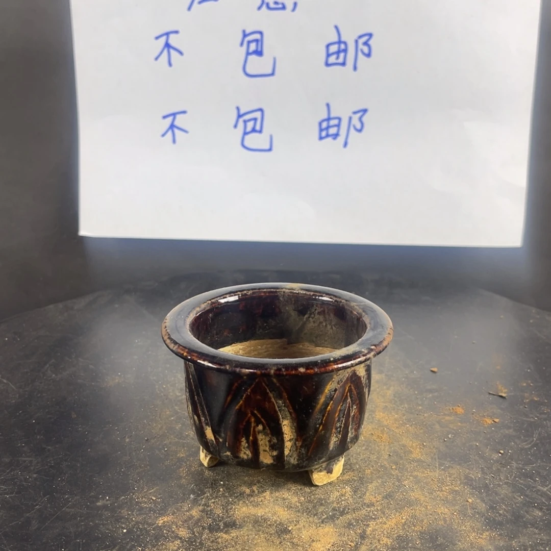 罐漂亮的小瓷器和