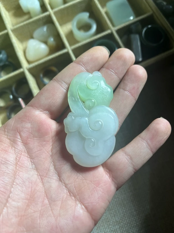 和田玉青海带翠如意