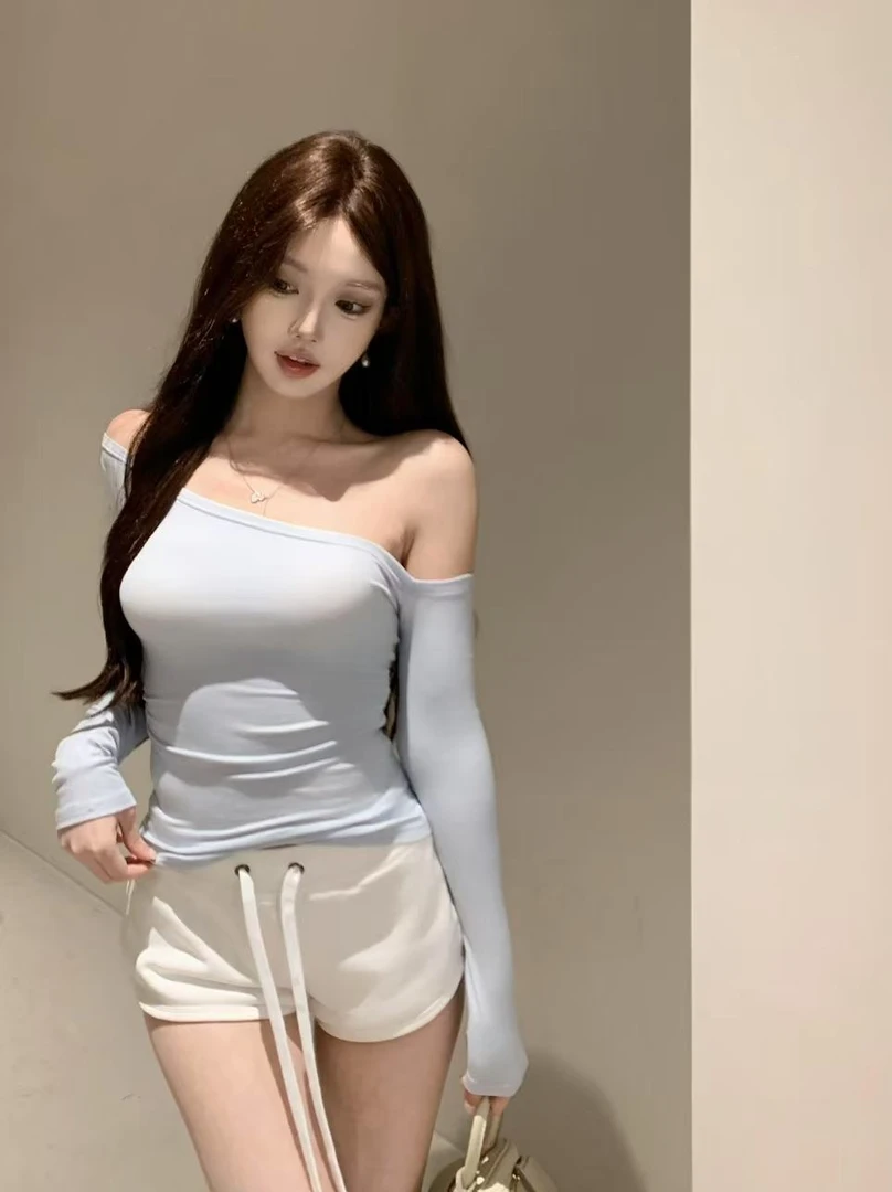 Yucii 25春夏 松弛感斜肩t恤女性感修身显瘦打底上衣女