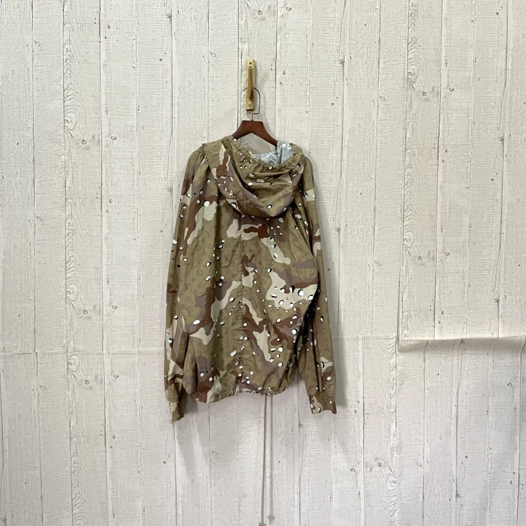 95新 LouisVuitton/路易威登 y21 沙漠迷彩老花冲锋 52码/014950