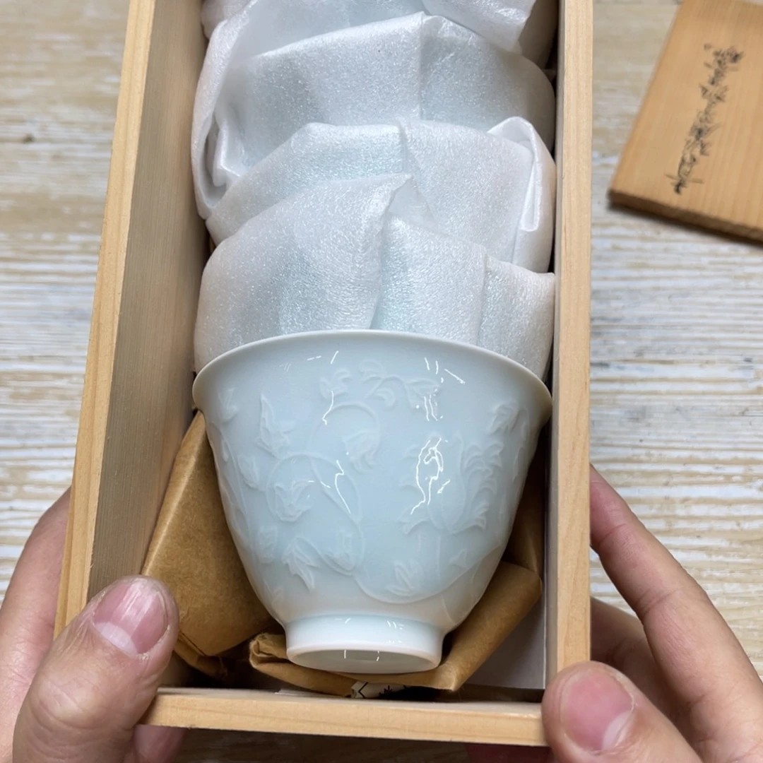 瓷片密密麻麻地排列着一个