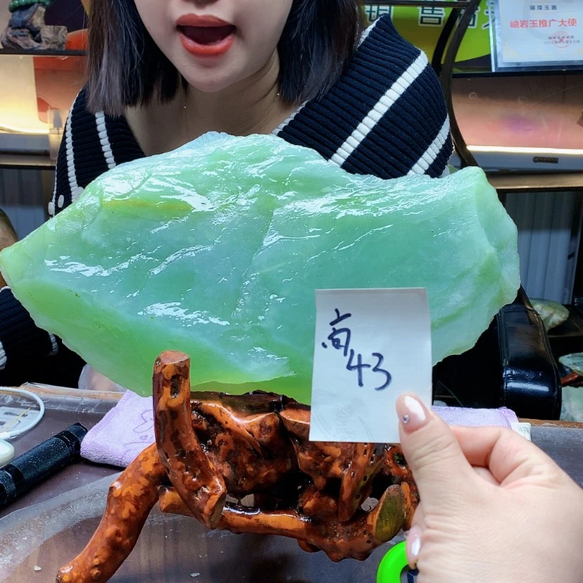 【闪购商品】未镶嵌蛇纹石玉原石商****赁