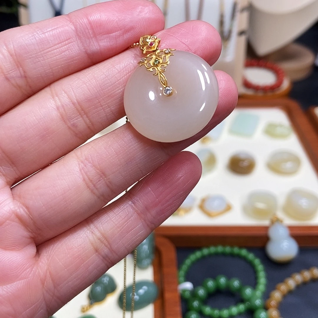 和田玉18K金镶嵌吊坠(赠链)
