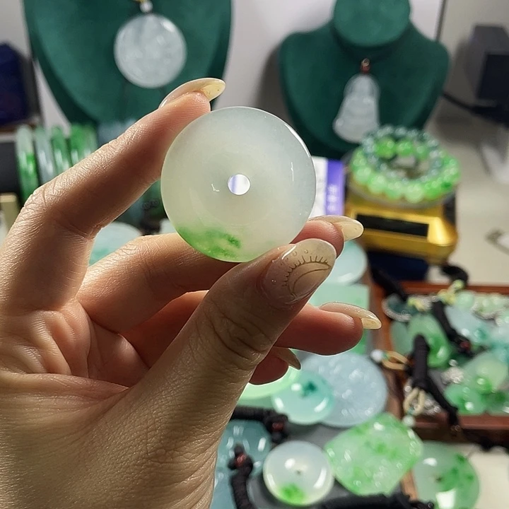 翡翠未镶嵌颈饰平安