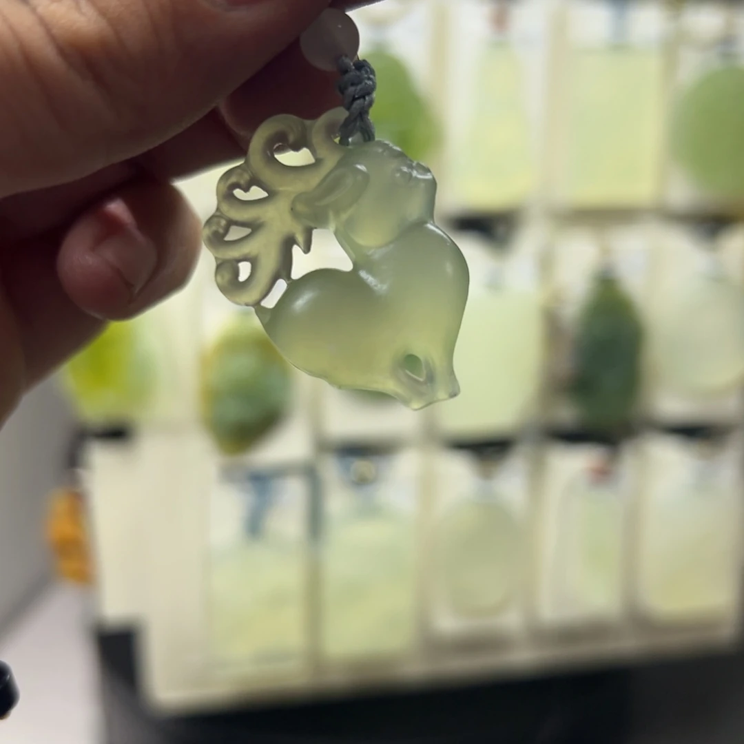 蛇纹石玉未镶嵌颈饰