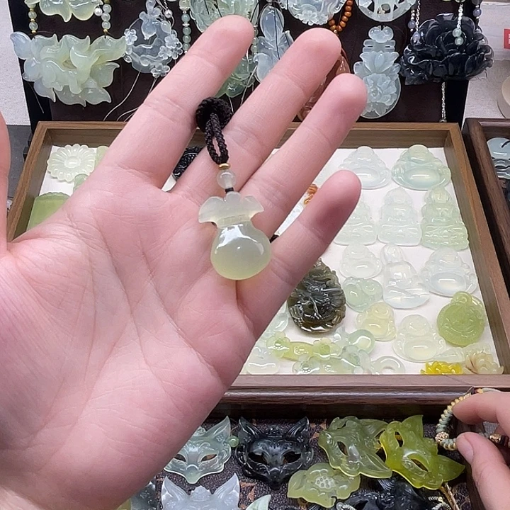 岫玉未镶嵌吊坠(赠链)