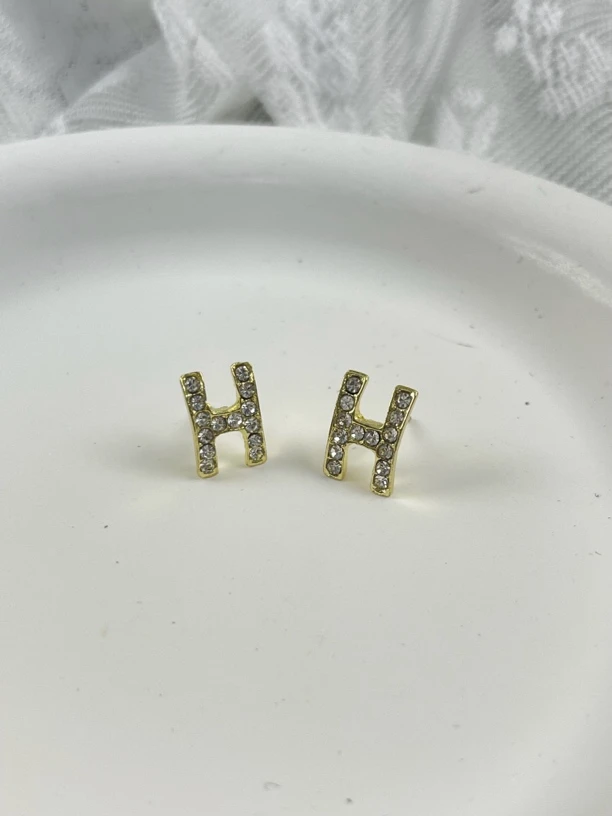 铜合金耳饰 精致迷你字母H钻小耳钉女新款气质休闲简约百搭耳饰