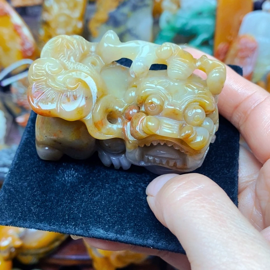 未镶嵌石英质玉（黄龙玉）颈饰