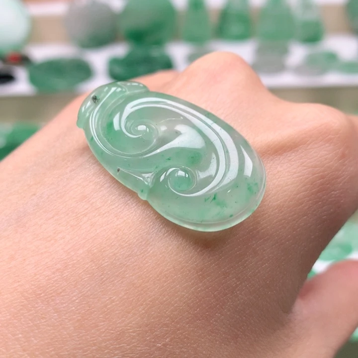 颈饰未镶嵌石英质玉