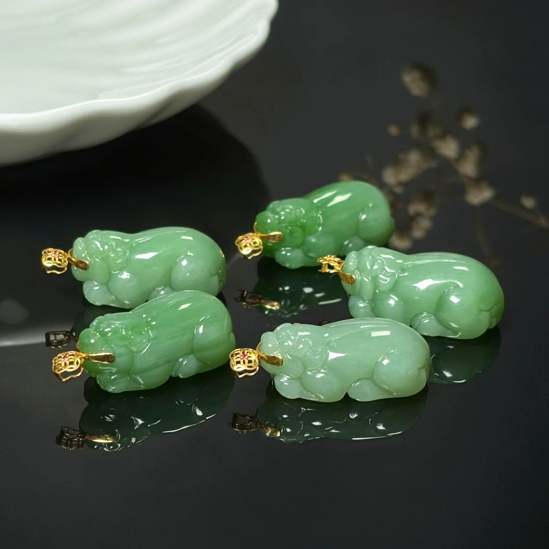 18k金镶嵌貔貅挂件一个（多样性发一件) 2037