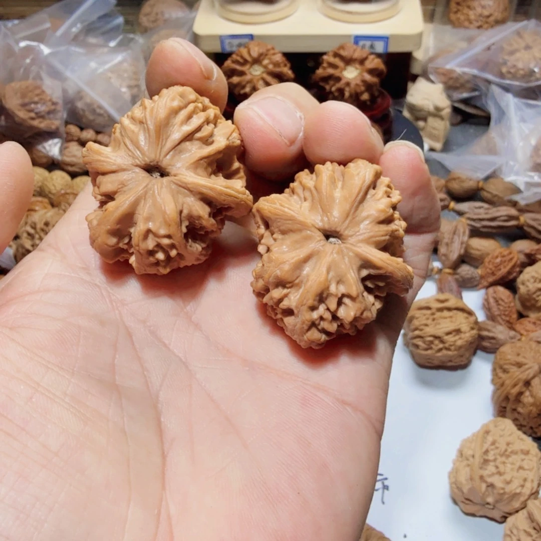 文玩核桃把件背****街三羊谷火山小粗筋39