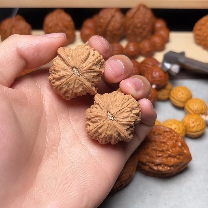 文玩核桃吊坠野生魔丸