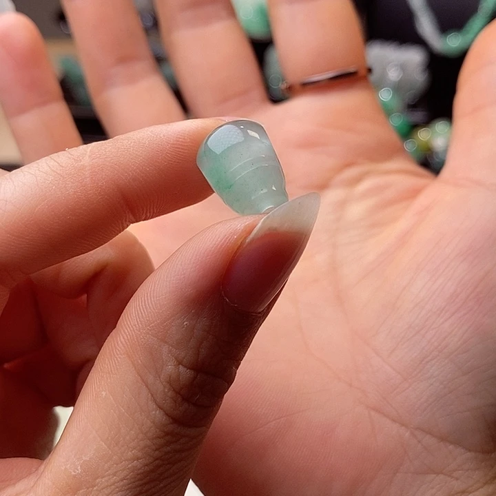 腊***月未镶嵌三通石英质玉（非洲翠）