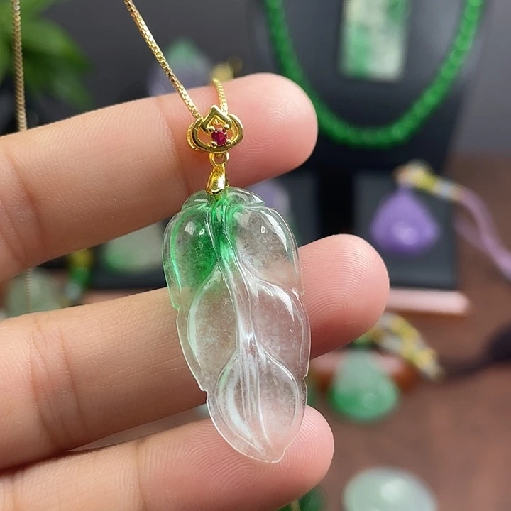 翡翠未镶嵌吊坠(赠链)
