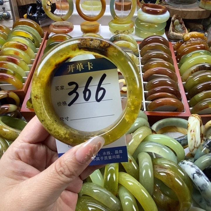 蛇纹石玉未镶嵌手镯62.5（带皮）无售后