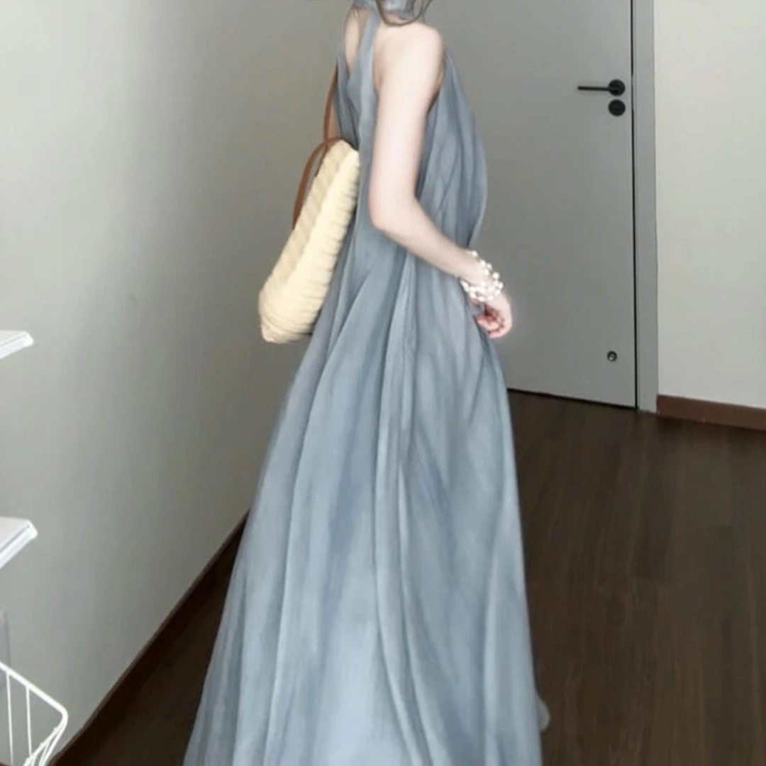 法式清冷感V领挂脖连衣裙子女夏季2025新款高级感度假风气质长裙