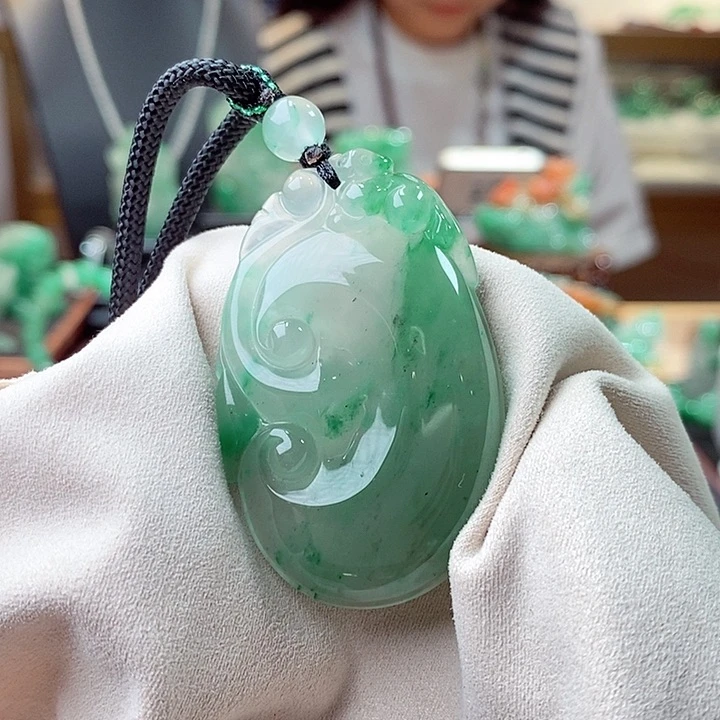 石英质玉（非洲翠）未镶嵌颈饰挂件