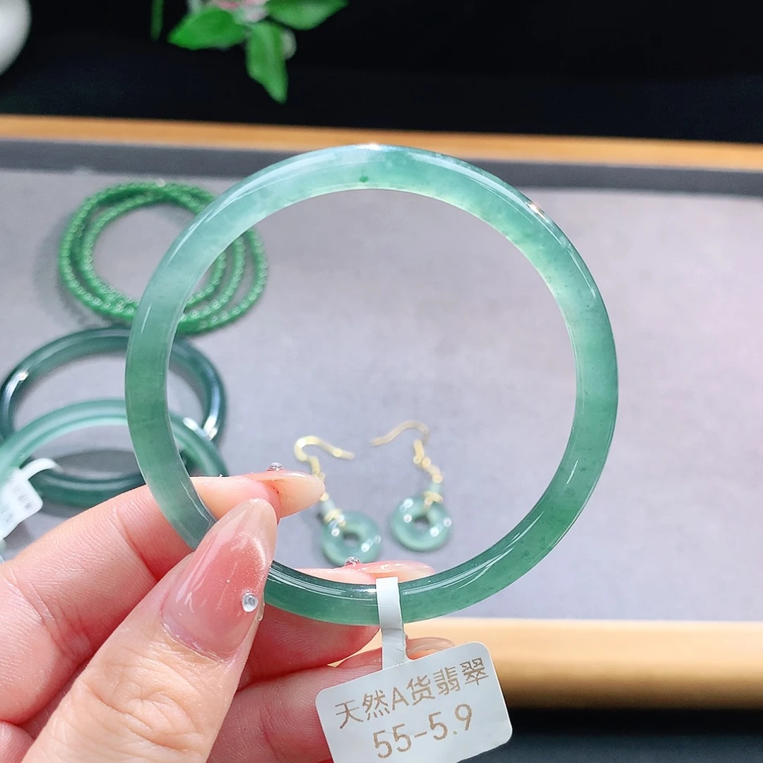 未镶嵌手镯（圆镯）翡翠