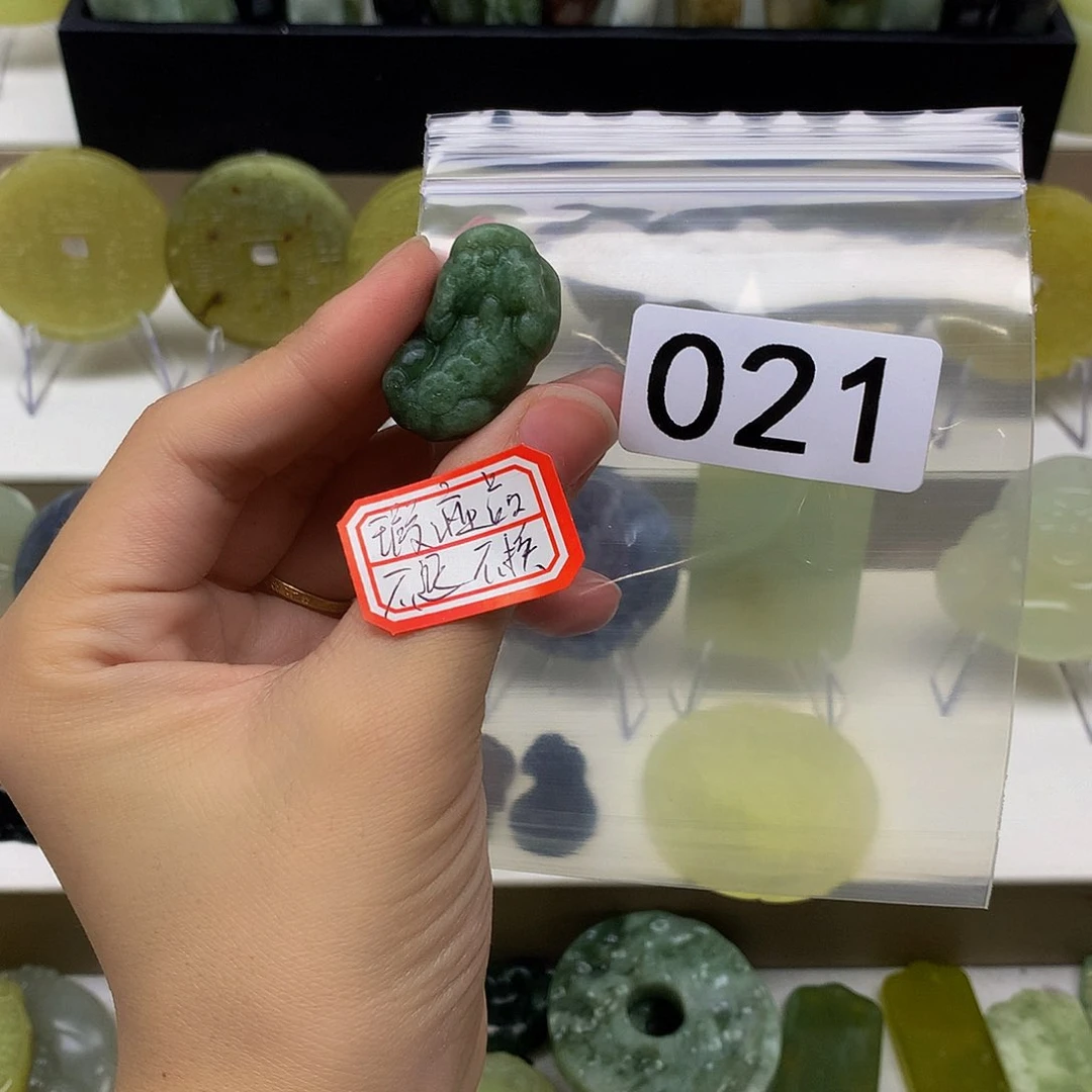 蛇纹石玉颈饰未镶嵌