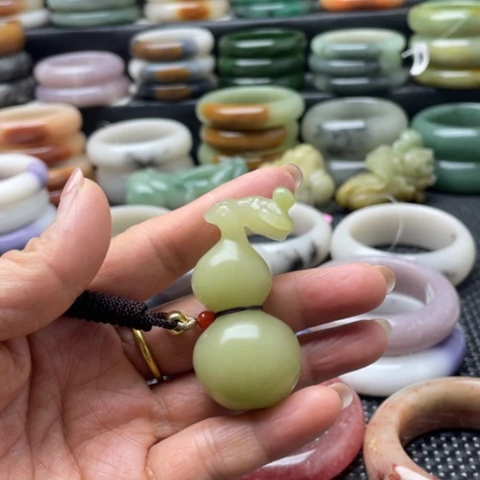 石英岩玉未镶嵌手镯