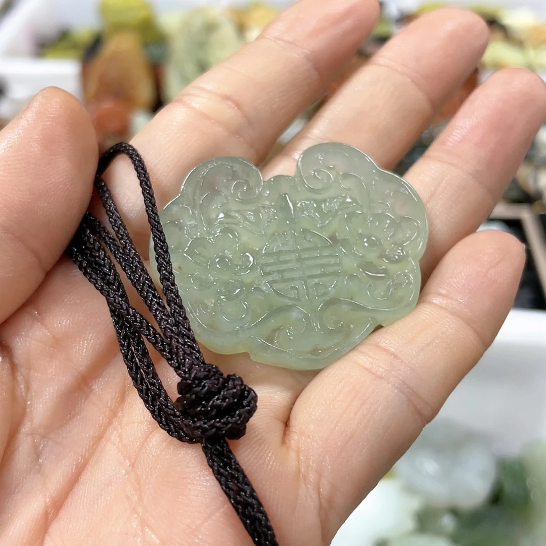 蛇纹石玉颈饰合金