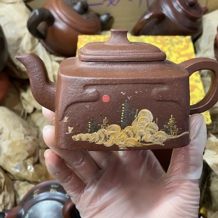 茶壶紫砂原矿料，手工制作的一把紫砂壶。