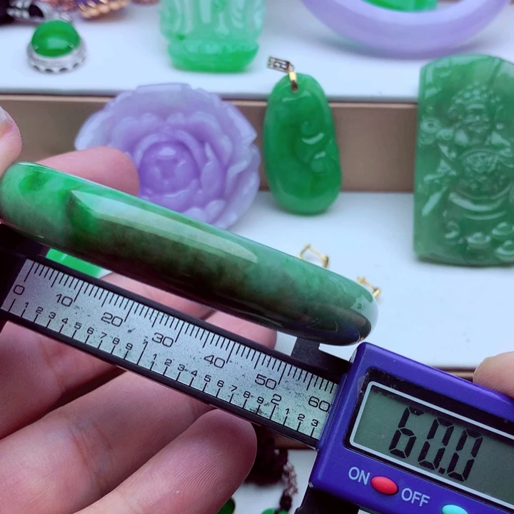 翡翠未镶嵌手镯．－：