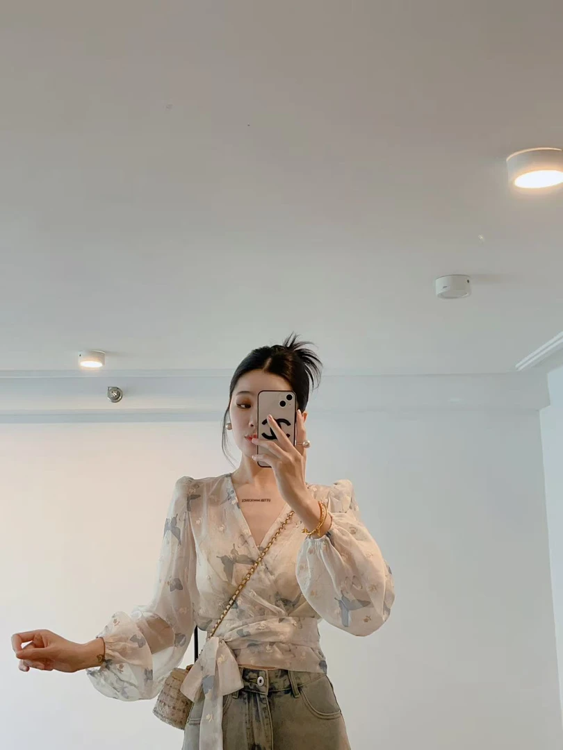 设计感小众碎花V领长袖衬衫女春季小个子短款别致衬衣高级感上衣