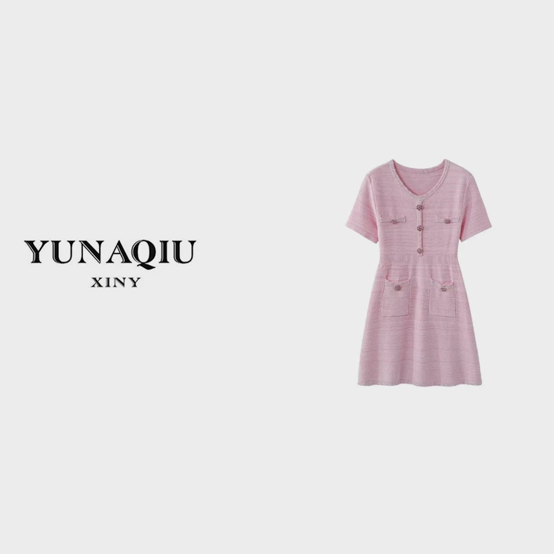 YUNAQIU 时尚粉色小香风圆领单排扣短袖针织连衣裙-2093