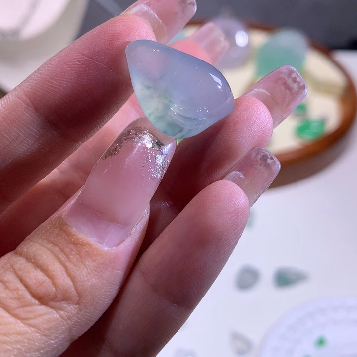 翡翠未镶嵌颈饰随形