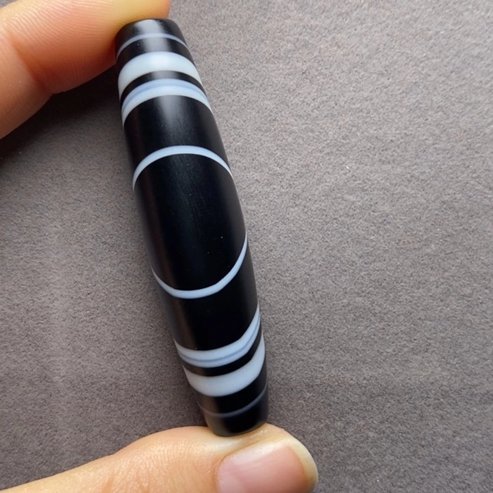 玛瑙/玉髓颈饰未镶嵌窃**语拍二发手上没有证