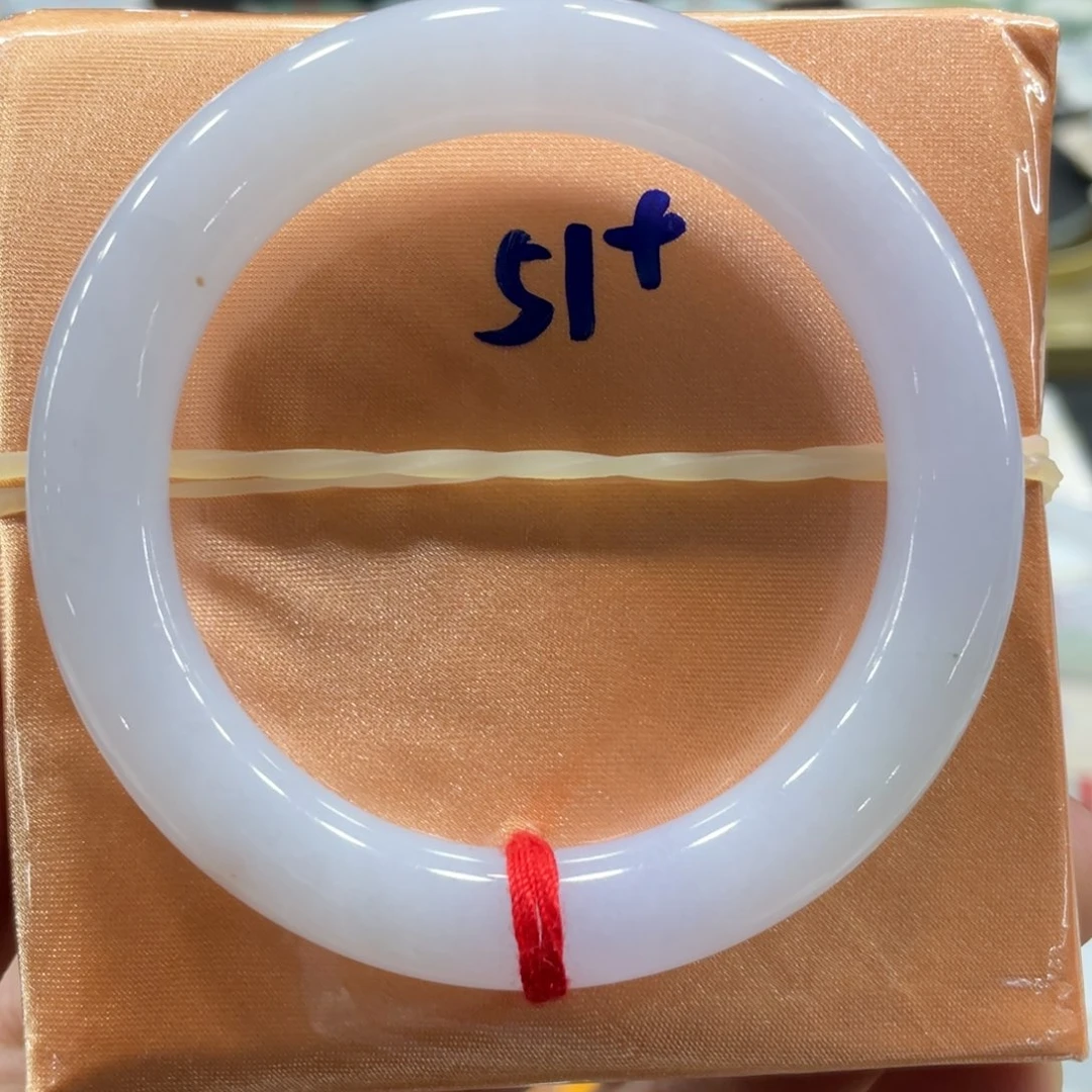 翡翠手镯未镶嵌翡翠手镯