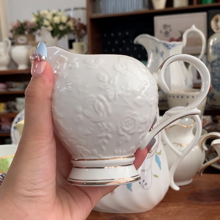 笑****塑料白玫瑰奶壶一个